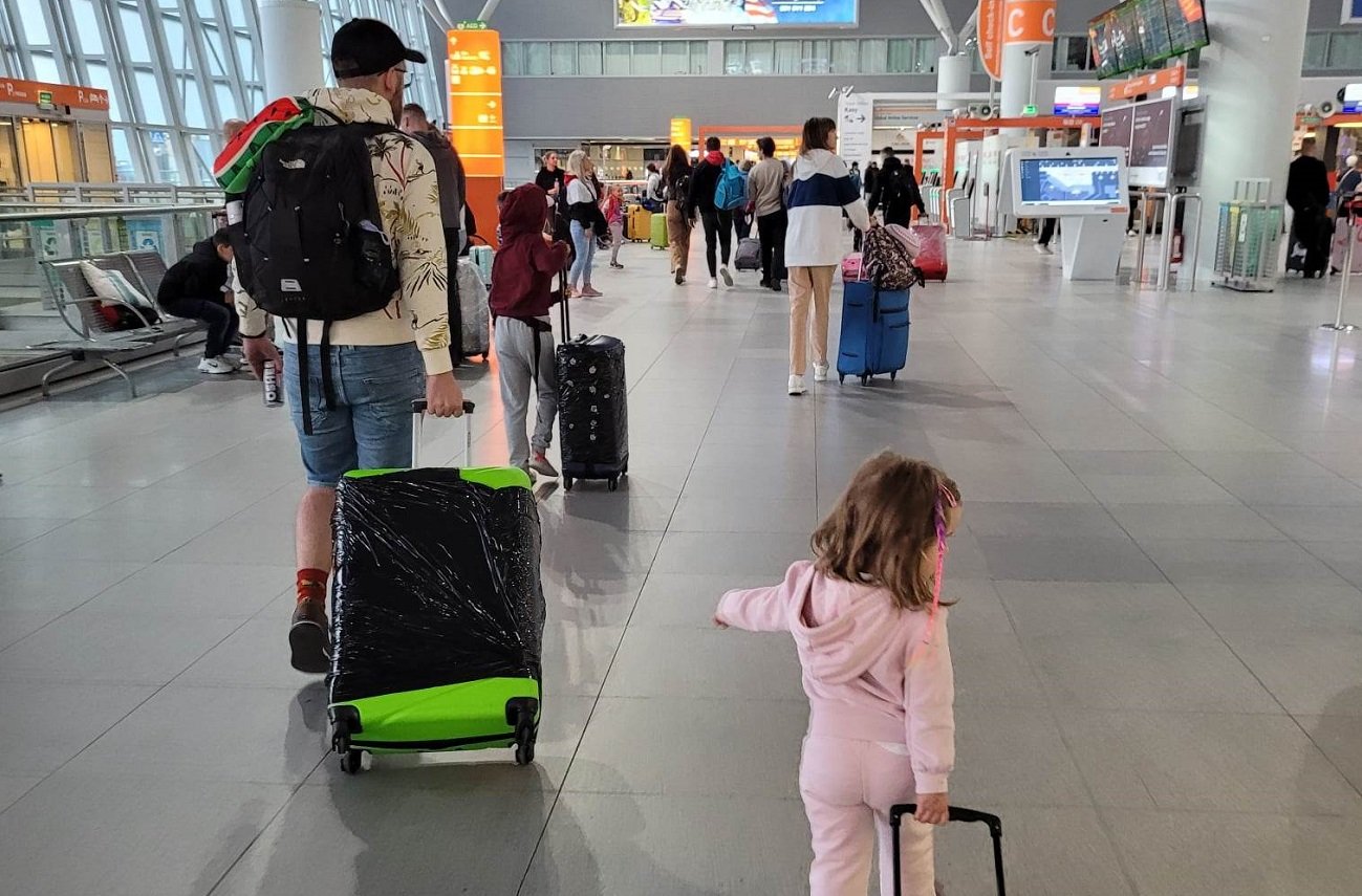 rodzina z bagażami na lotnisku