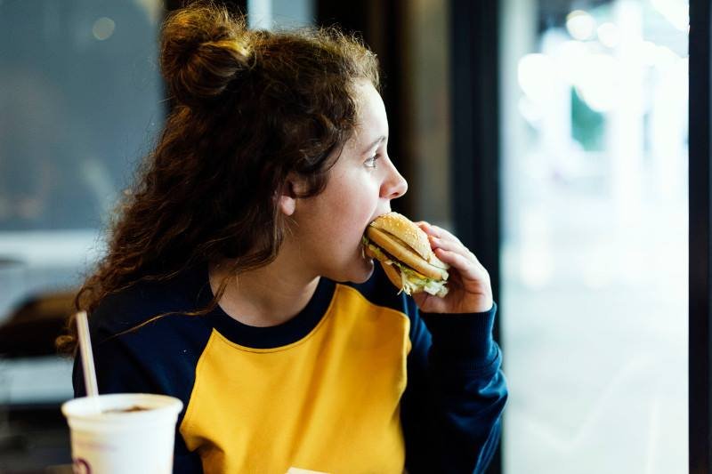 Co zrobić, by młodzież nie jadła fast foodów?