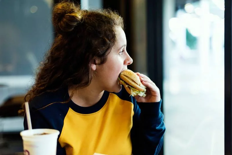 Co zrobić, by młodzież nie jadła fast foodów?