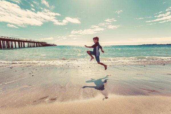 Fot. Pixabay / [url=https://pixabay.com/pl/ch%C5%82opiec-beach-piasek-brzeg-wody-925319/]StockSnap[/url]/[url=https://pixabay.com/pl/service/terms/#usage]CC0 Public Domain[/url]