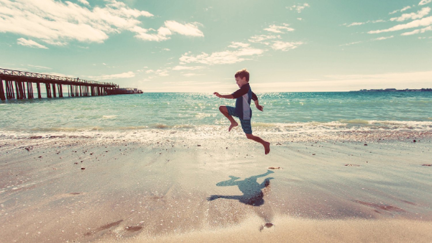 Fot. Pixabay / [url=https://pixabay.com/pl/ch%C5%82opiec-beach-piasek-brzeg-wody-925319/]StockSnap[/url]/[url=https://pixabay.com/pl/service/terms/#usage]CC0 Public Domain[/url]