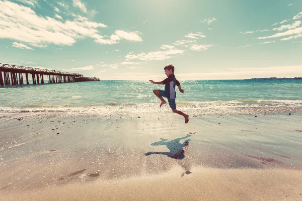 Fot. Pixabay / [url=https://pixabay.com/pl/ch%C5%82opiec-beach-piasek-brzeg-wody-925319/]StockSnap[/url]/[url=https://pixabay.com/pl/service/terms/#usage]CC0 Public Domain[/url]