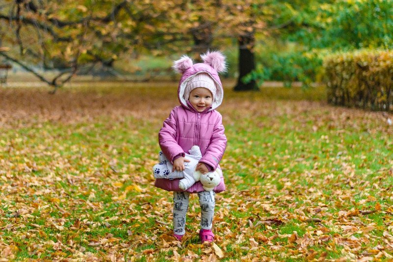 Niezależnie od pogody codzienny spacer powinien stać się nawykiem. Aby jednak jesienno-zimowy spacer wyszedł maluchom na zdrowie, trzeba jeszcze dopasować ubiór do aury.