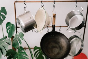 Jak domyć przypaloną patelnię, czym myć patelnię z teflonu