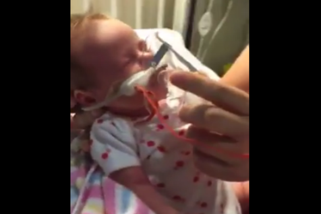 Mama pokazuje jak jej dziecko walczy z krztuścem