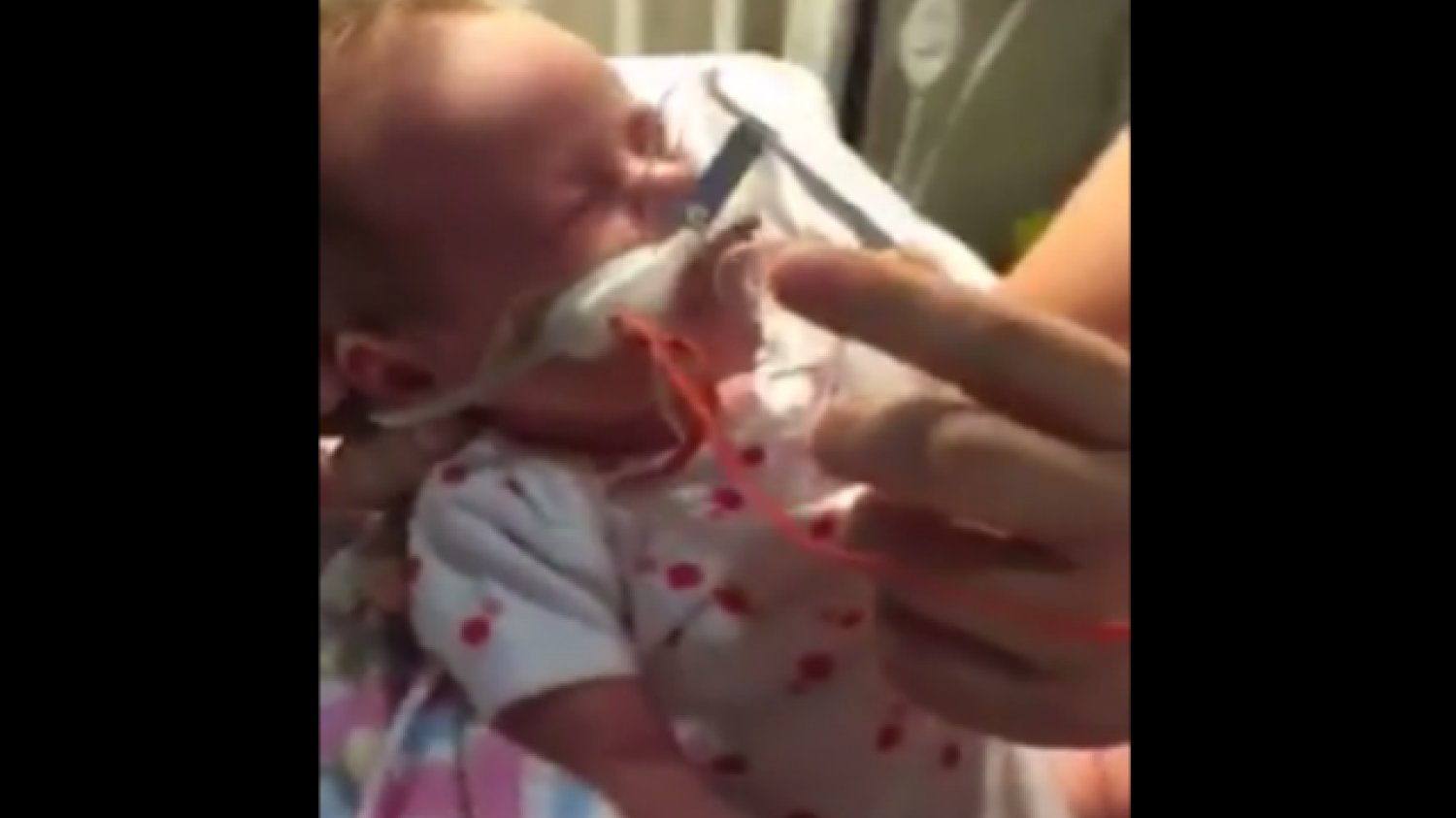 Mama pokazuje jak jej dziecko walczy z krztuścem