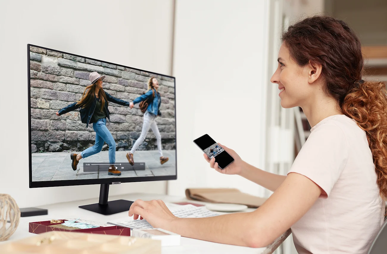 W ramach udogodnienia "urządzenia mobilne na dużym ekranie" monitor M7 32" umożliwia łatwą i szybką łączność z telefonem