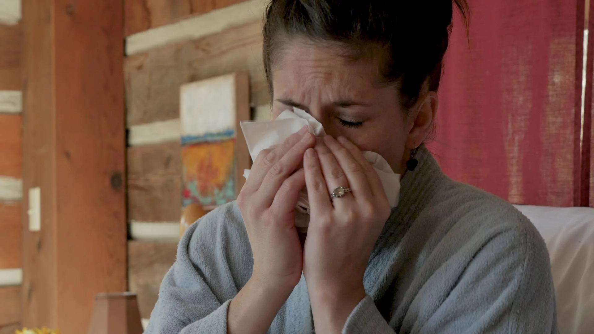 kobieta zakatarzona kicha w chusteczkę