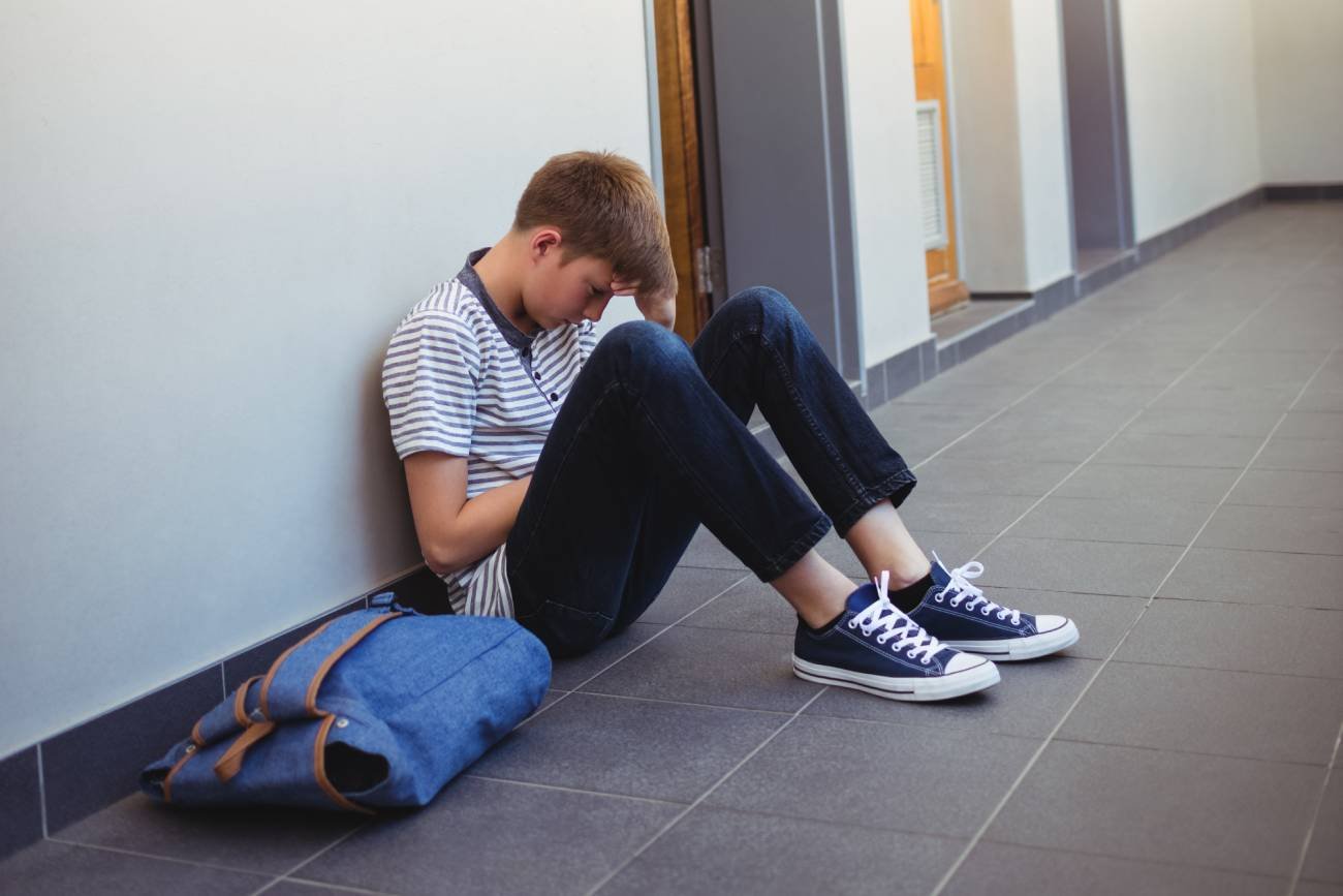 Nastolatek zmęczony z powodu lekcji.