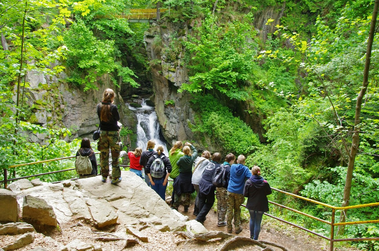 Współczesne pokolenie nastolatków nie poradzi sobie w życiu. Sytuacja na szlaku dowodem