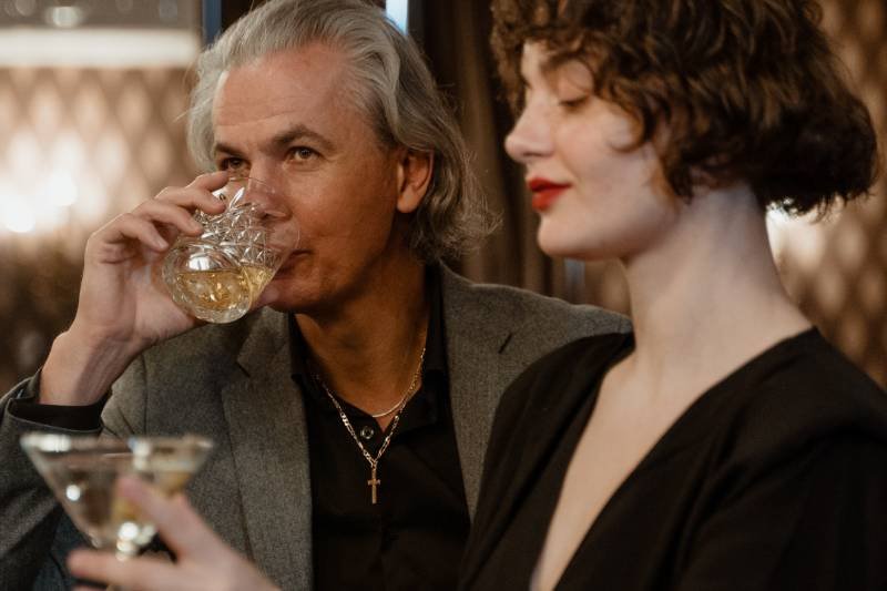 Starszy mężczyzna na randce z młodą kobietą.