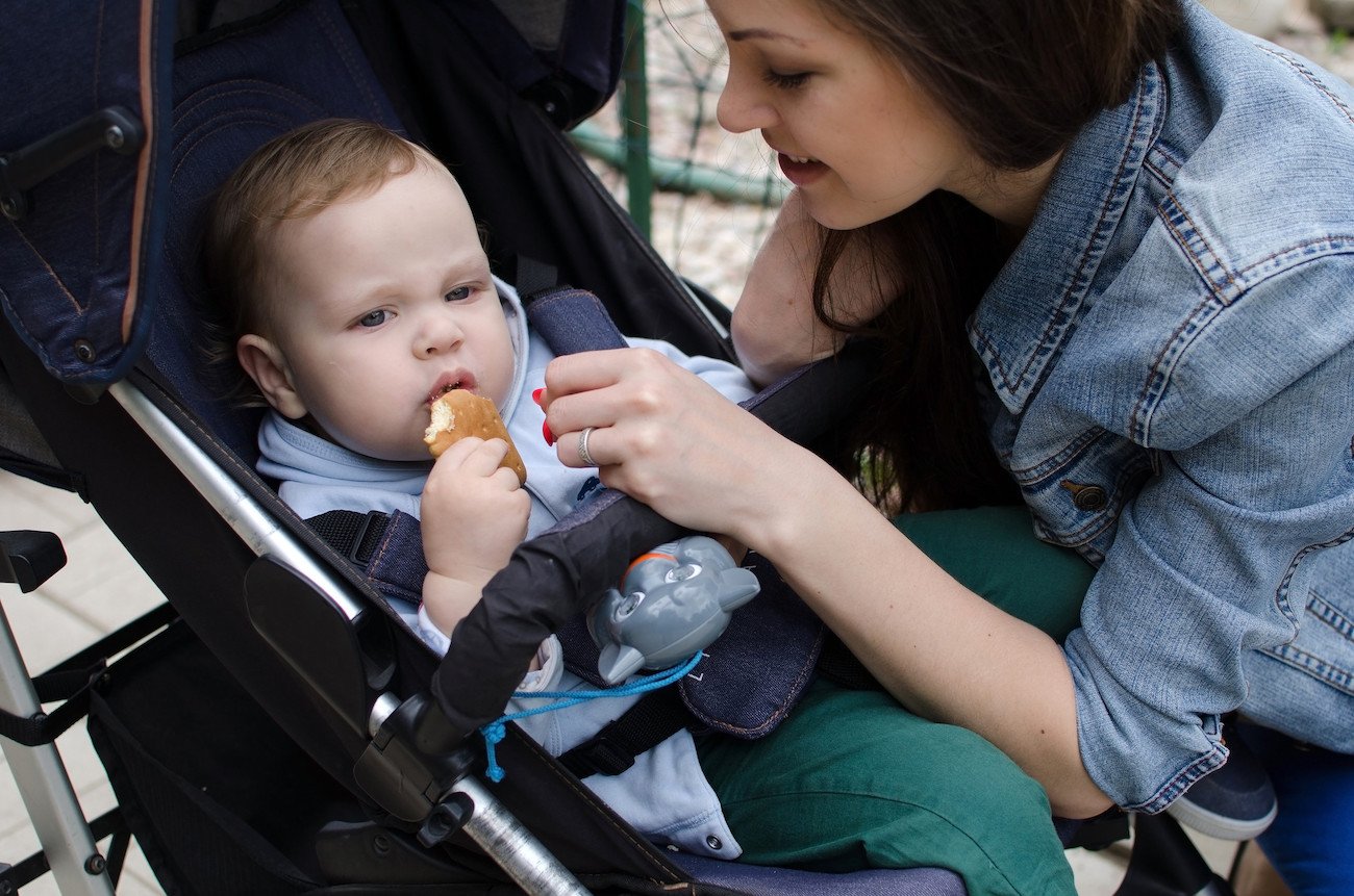 dziecko, wózek, mama, bułka, jedzenie