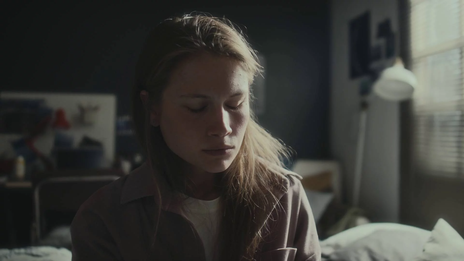 płacząca nastolatka w ciemnym pomieszczeniu płacząca nastolatka w ciemnym pomieszczeniu