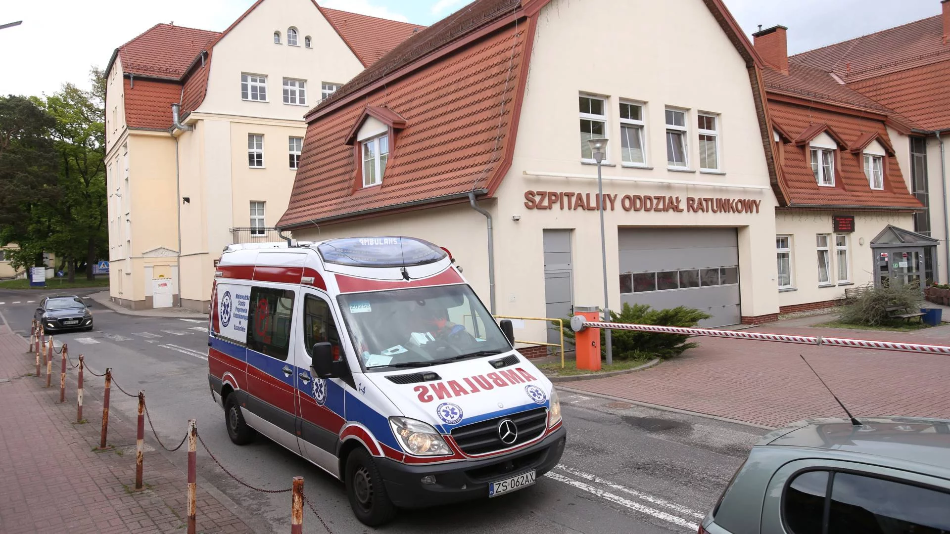 karetka pod szpitalnym oddziałem ratunkowym