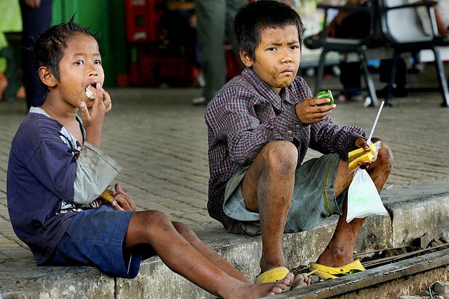 Dzieci pracują w niewolniczych warunkach szyjąc ubrania dla H&M