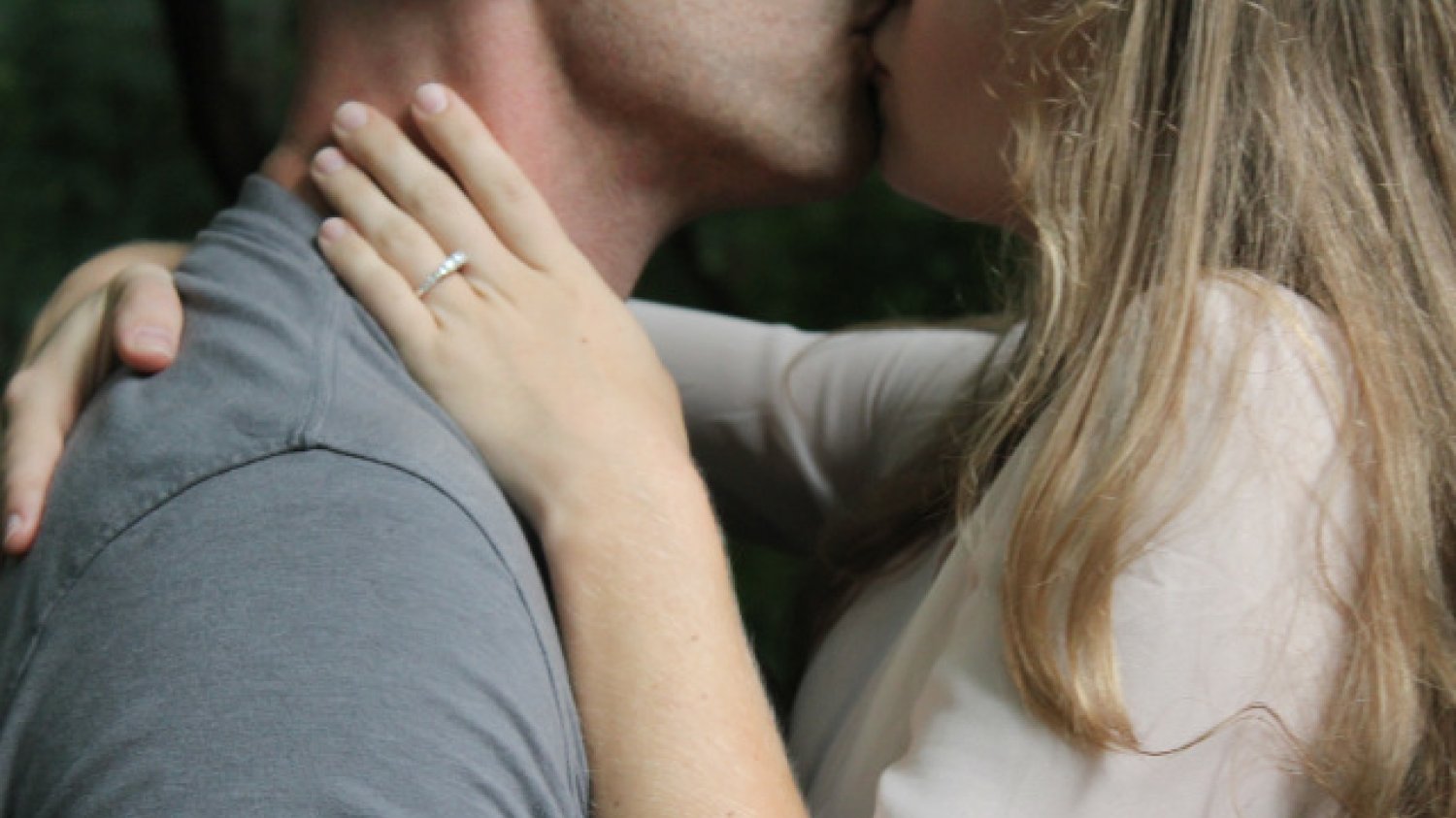 Fot. Pexels / [url=https://www.pexels.com/photo/love-people-kissing-romance-18397/]Katie Salerno[/url] / [url=https://www.pexels.com/photo-license/]CC0 Public Doamin[/url]