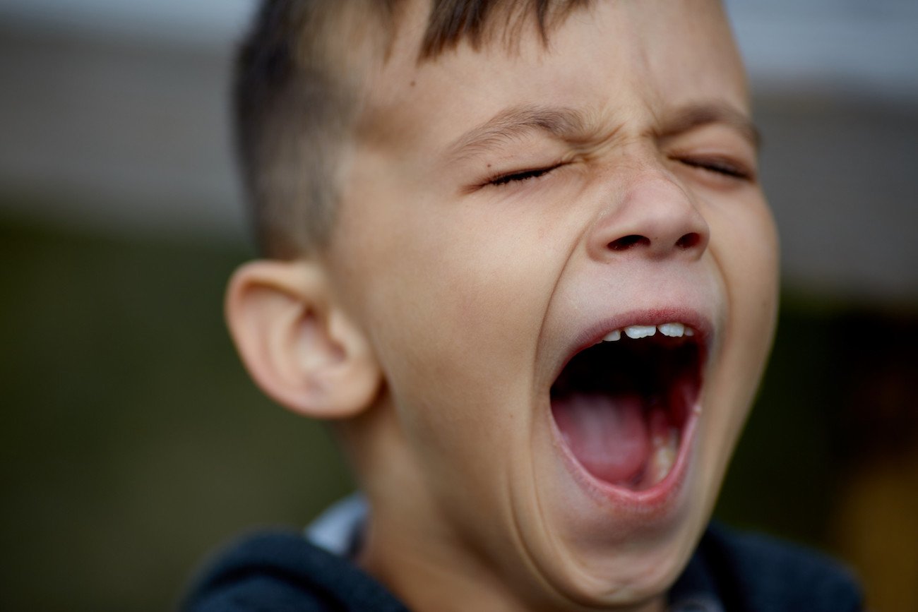 Nie mów "uspokój się", gdy dziecko płacze lub krzyczy. Zamiast tego powiedz te 3 słowa