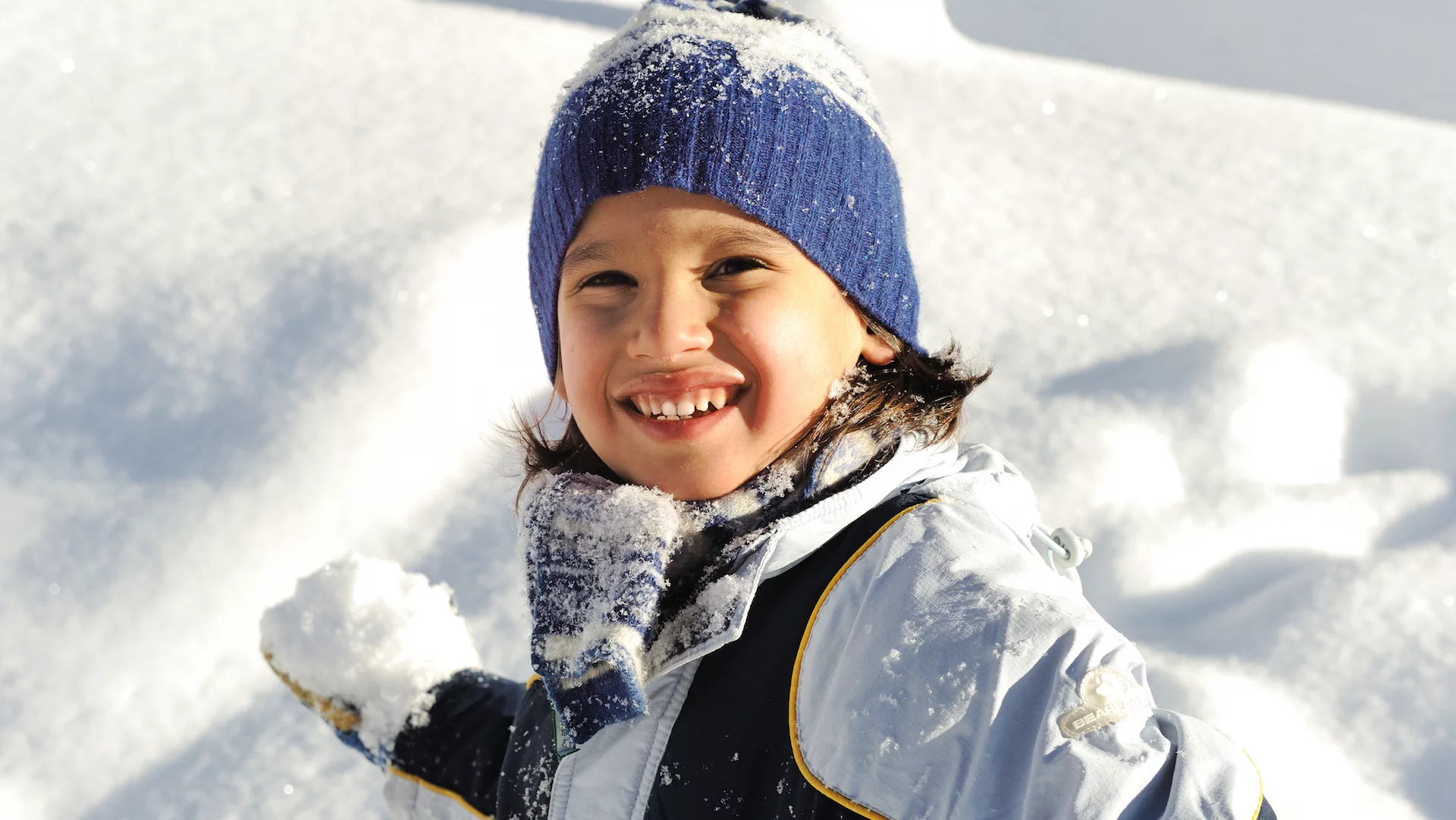 dziecko bawi się na śniegu