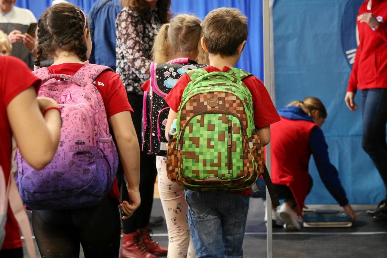 Pediatra wylicza, co jest ważne przy zakupie plecaka dla dziecka. 4 punkty obowiązkowe