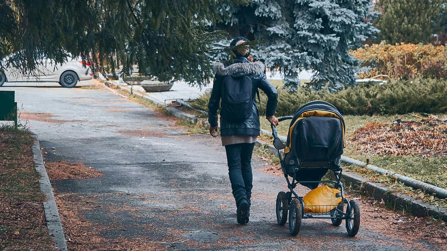kobieta z dzieckiem w wózku na spacerze