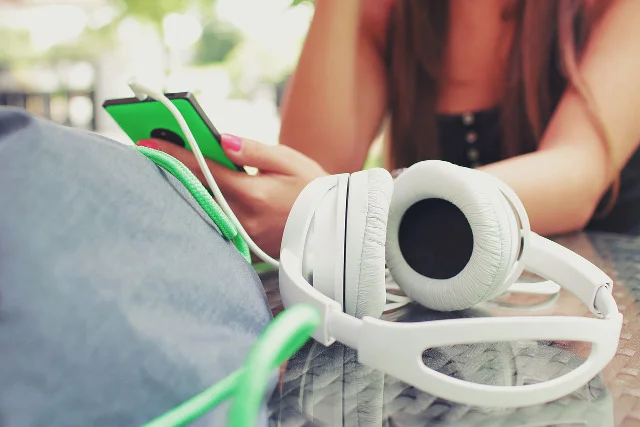 Fot. Pixabay / [url=https://pixabay.com/pl/s%C5%82uchawki-muzyka-audio-smartphone-923186/]StockSnap[/url] / [url=https://pixabay.com/pl/service/terms/#usage]CC0 Public Domain[/url]