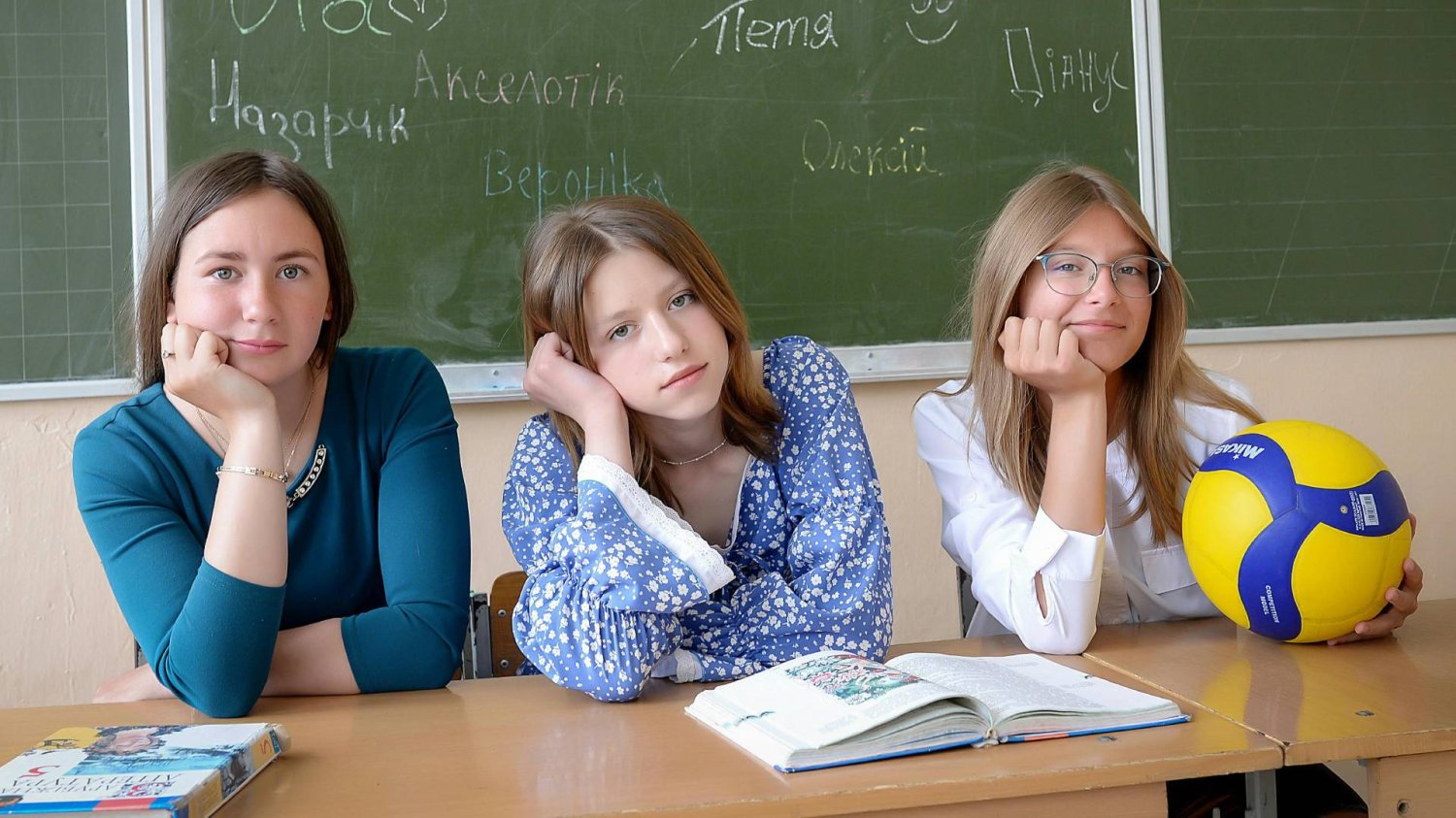 nastolatki z 8 klasy siedzą przy biurku w klasie lekcyjnej nastolatki z 8 klasy siedzą przy biurku w klasie lekcyjnej