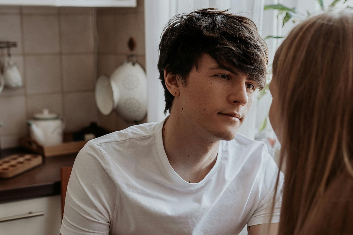 Ludzie dobierają się w pary na podstawie... zaburzeń psychicznych. Są na to badania. Na zdjęcie zakochana w sobie para młodych ludzi