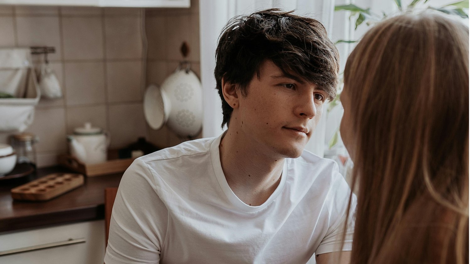 Ludzie dobierają się w pary na podstawie... zaburzeń psychicznych. Są na to badania. Na zdjęcie zakochana w sobie para młodych ludzi
