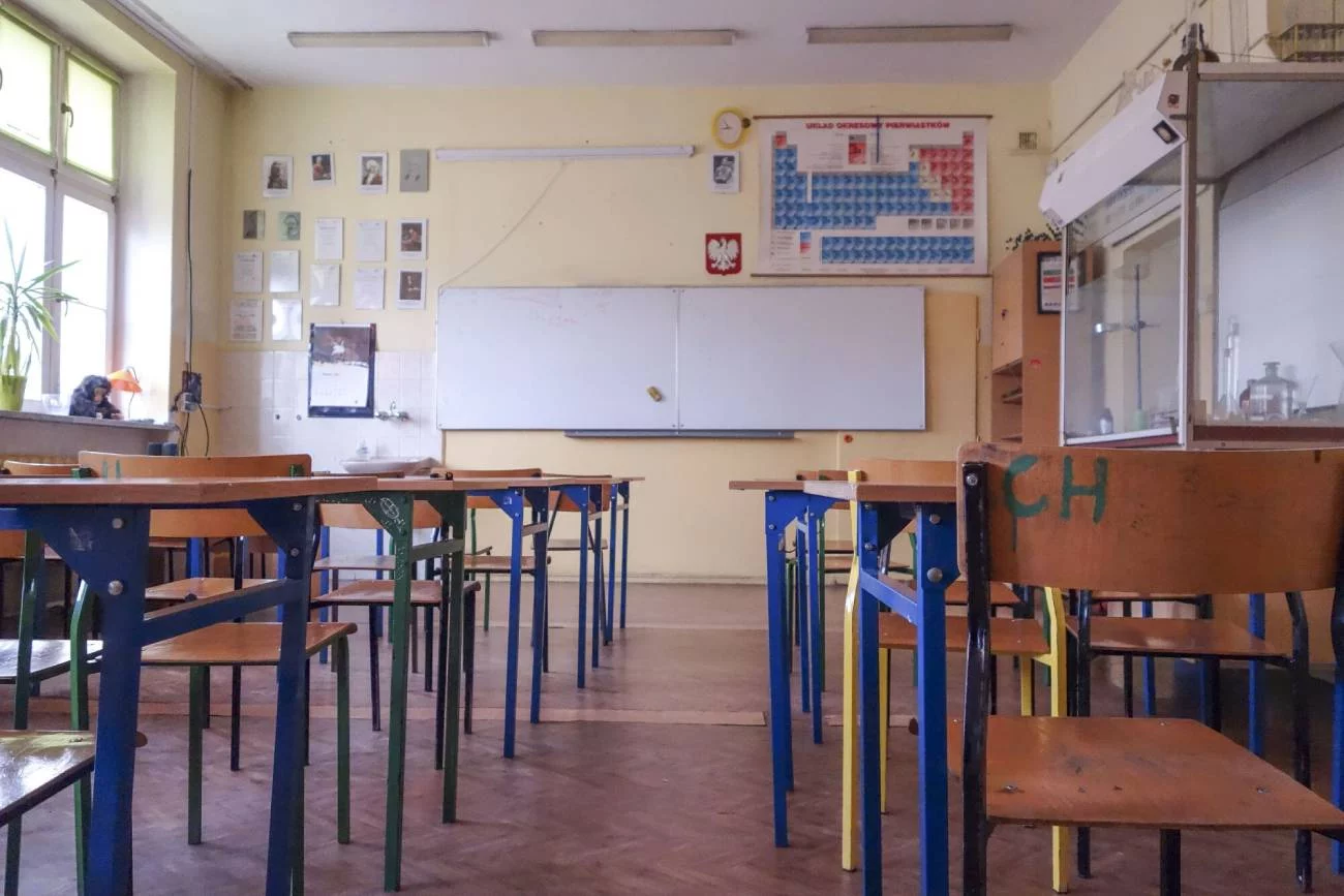 Pusta klasa lekcyjna.