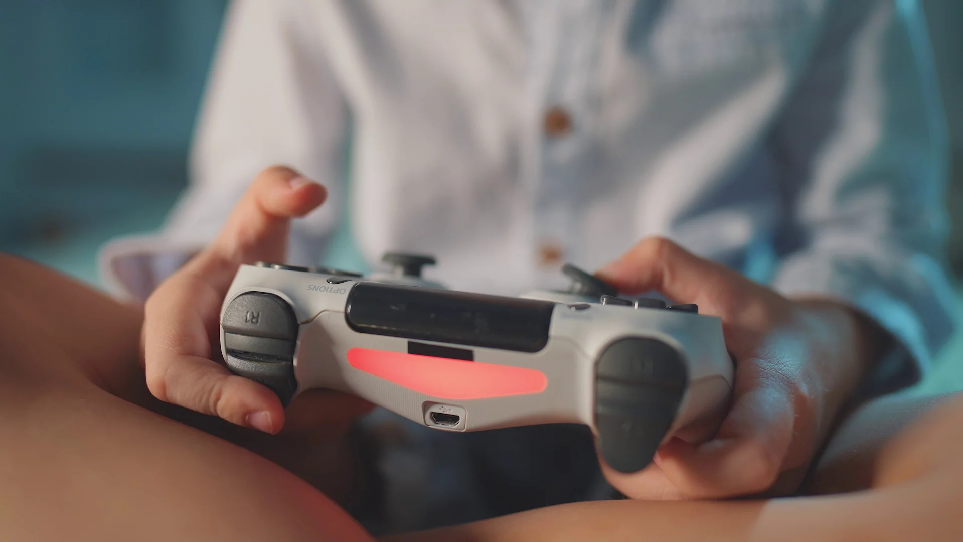 chłopiec gra w grę