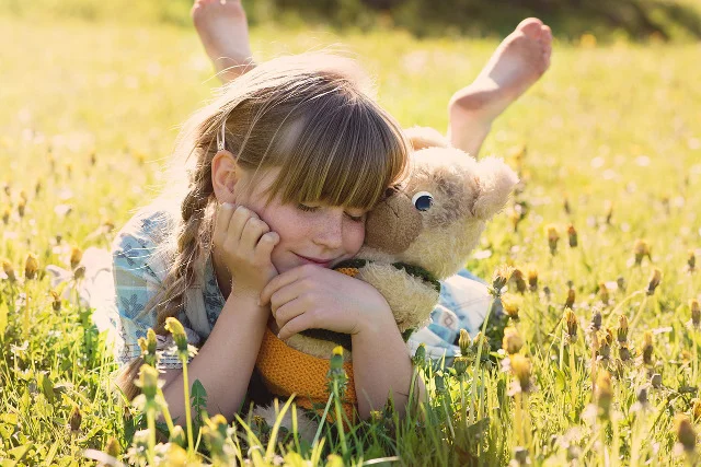 Fot. Pixabay / [url=https://pixabay.com/pl/dziewczyna-misiu-snuggle-%C5%82adny-797837/]Pezibear[/url] / [url=https://pixabay.com/pl/service/terms/]CC0 Public Domain[/url]