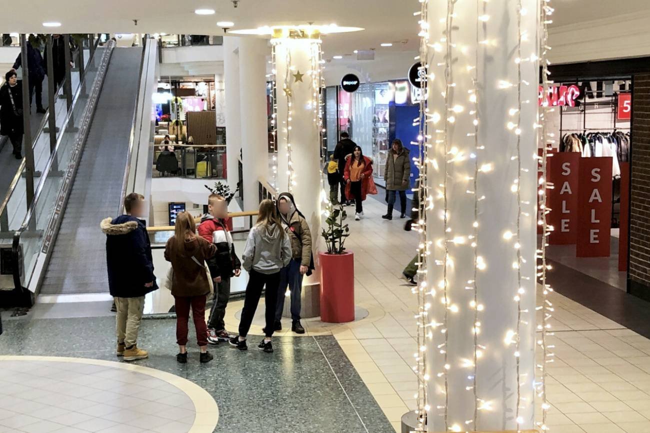 Młodzi ludzie z pokolenia Z podczas spotkania w galerii handlowej.
