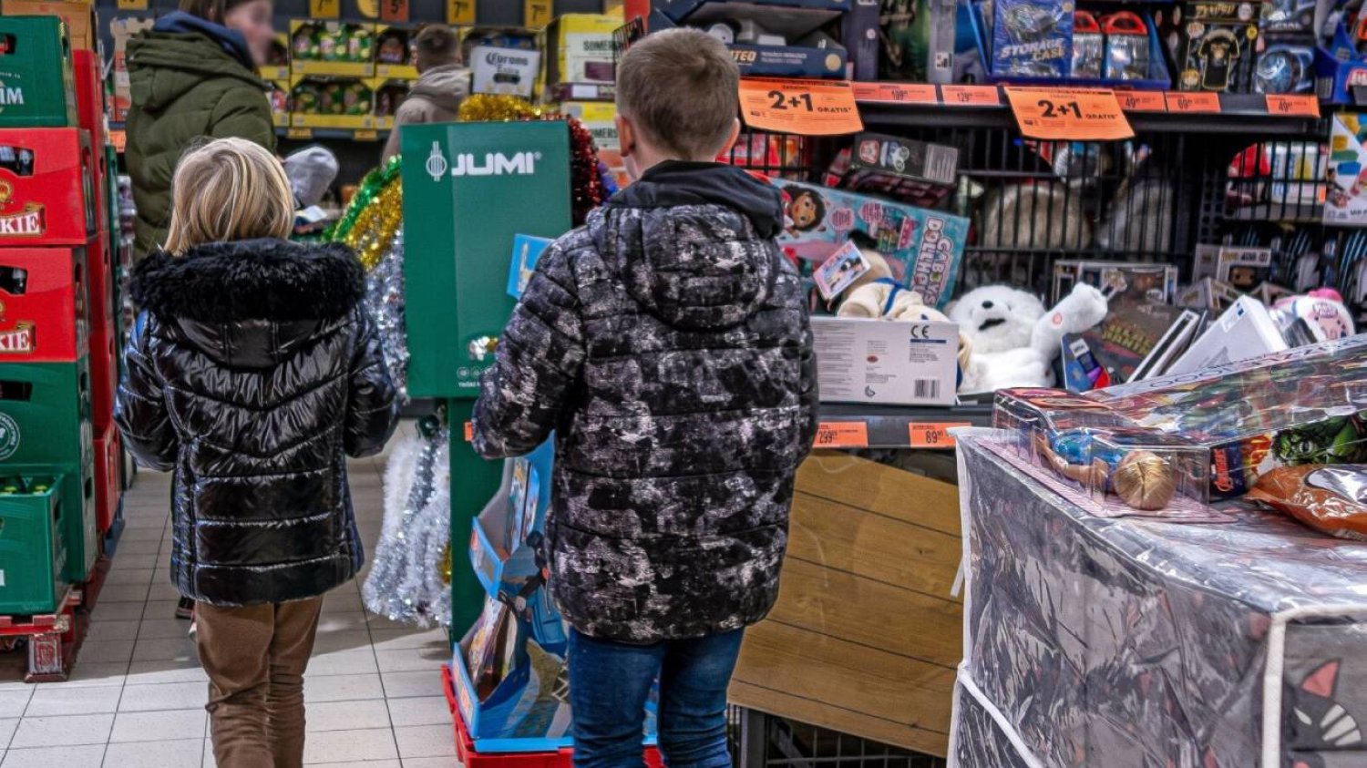 Dwójka dzieci w sklepowej kolejce. Dwójka dzieci w sklepowej kolejce.