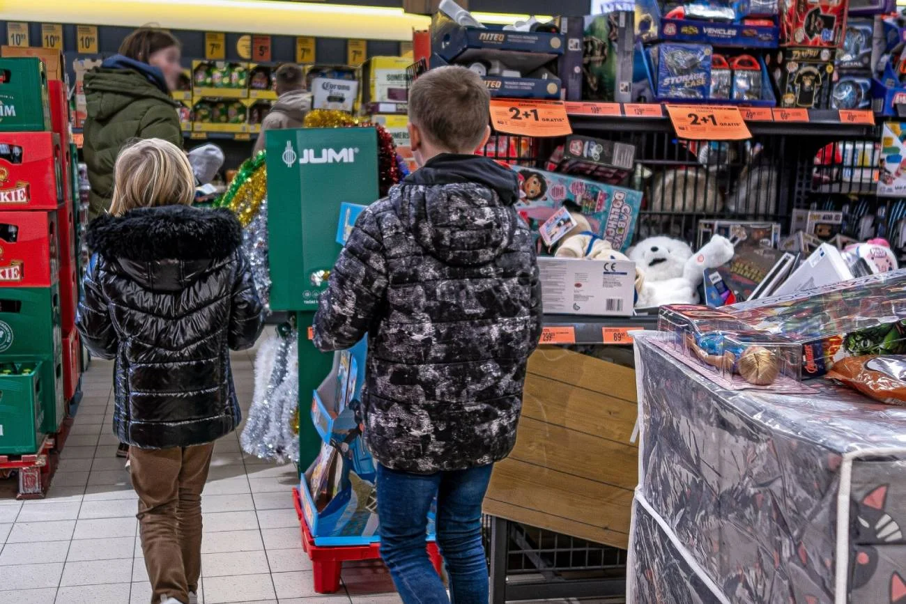 Dwójka dzieci w sklepowej kolejce.