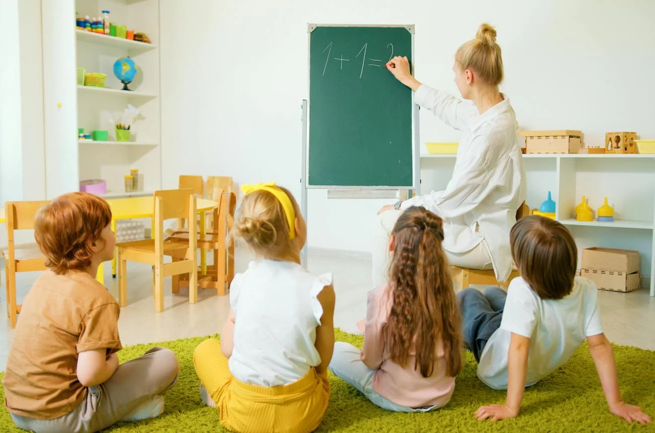 nauczycielka prowadzi zajęcia w przedszkolu
