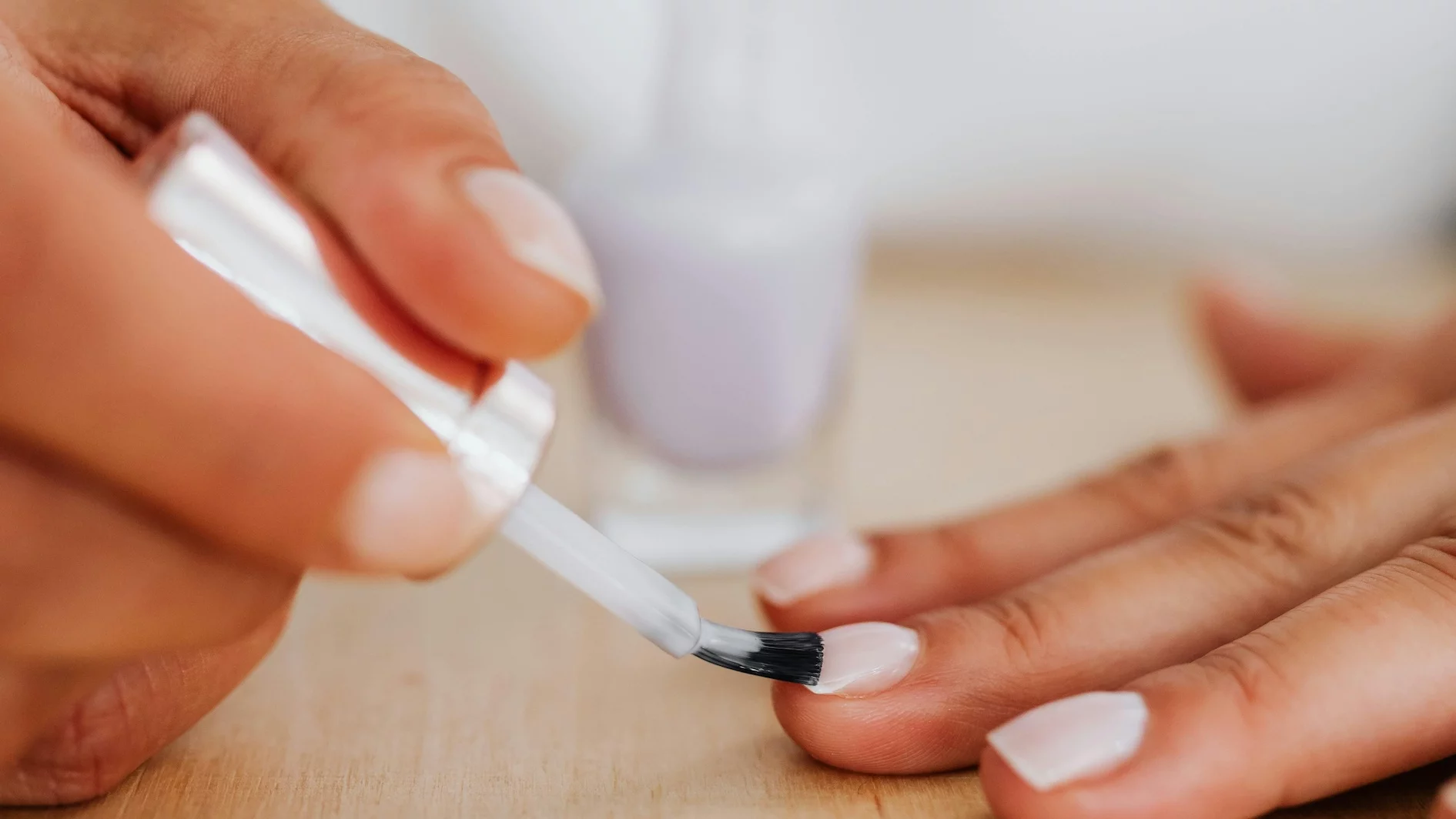 200 zł za paznokcie to dla Polek przesada. Zamiast hybrydy nowy naturalny trend