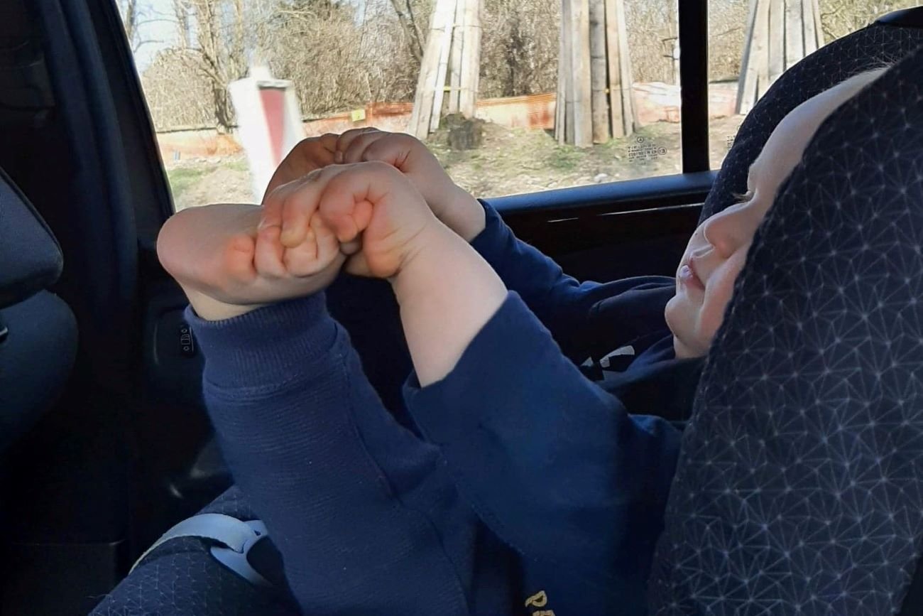 Dziecko w foteliku w samochodzie