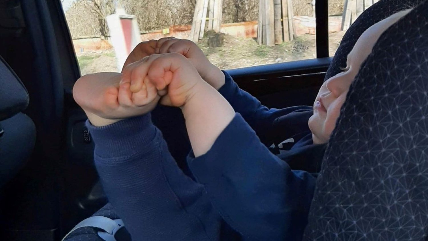 Dziecko w foteliku w samochodzie