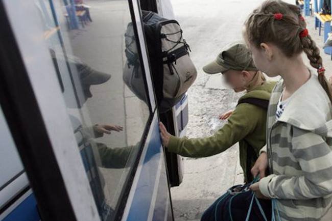 Obcy chłopiec zatroszczył się o dziewczynkę, która dostała okres w autobusie