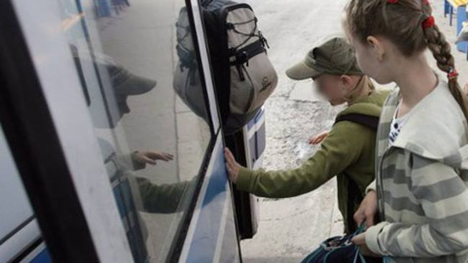 Obcy chłopiec zatroszczył się o dziewczynkę, która dostała okres w autobusie