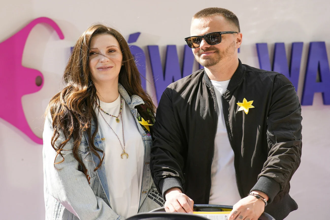 Marcin Hakiel i Dominika Serowska na spacerze z synem