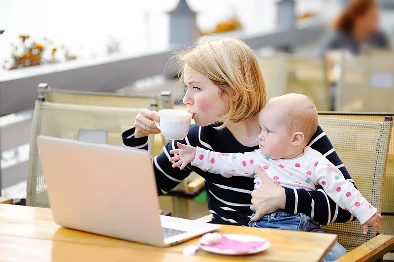 Jak przetrwać home office z dziećmi w domu? Podajemy kilka rad dla pracujących zdalnie rodziców m.in. jak i gdzie robić zakupy artykułów spożywczych dla małego dziecka