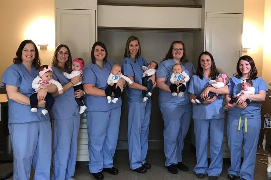 Pielęgniarki ze szpitala w Illinois urodziły dzieci w tym samym czasie. Czy to dowód, że ciąża jest zaraźliwa?