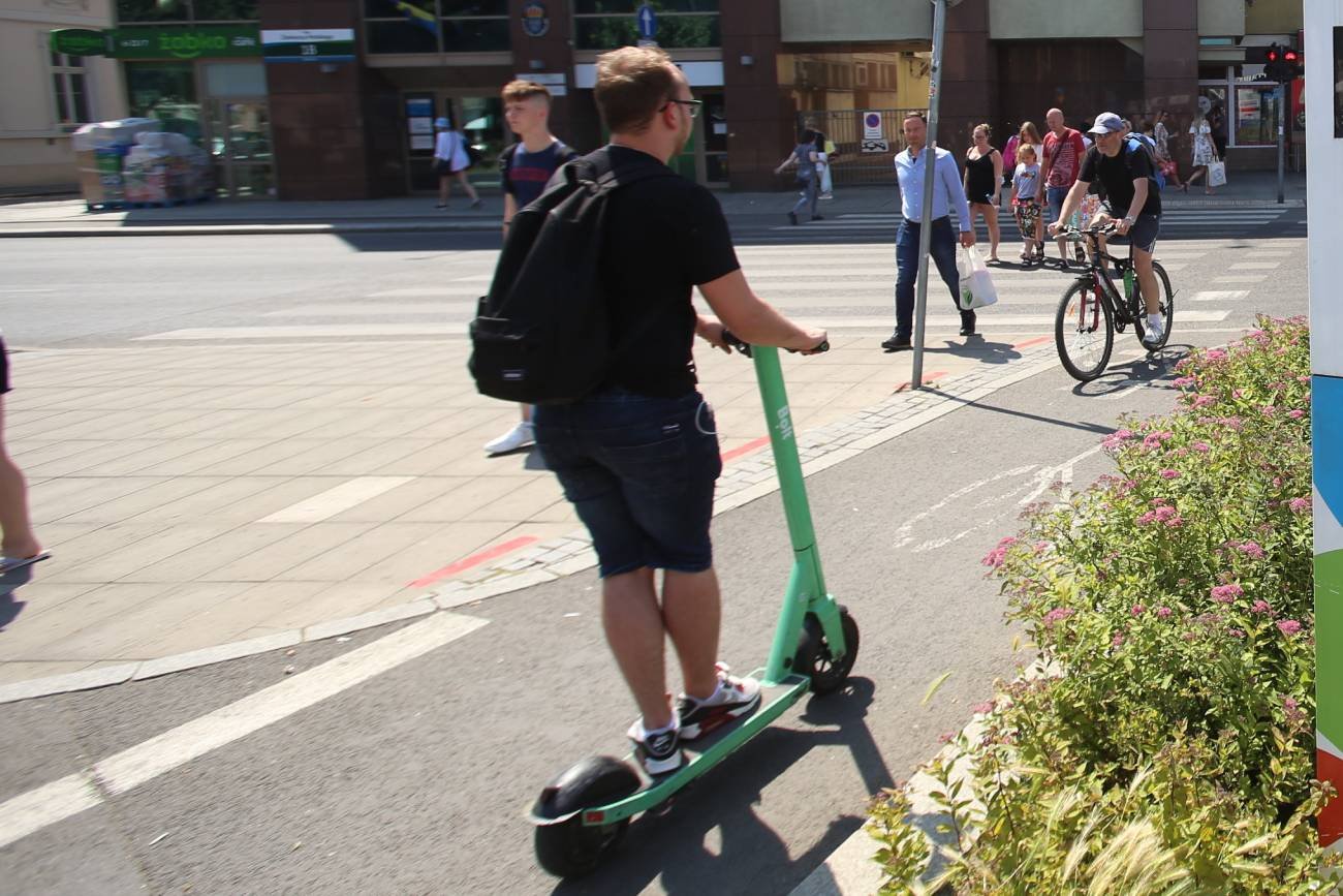 Zwróciła uwagę nastolatkom jeżdżącym na hulajnodze. Oberwała... od innych rodziców