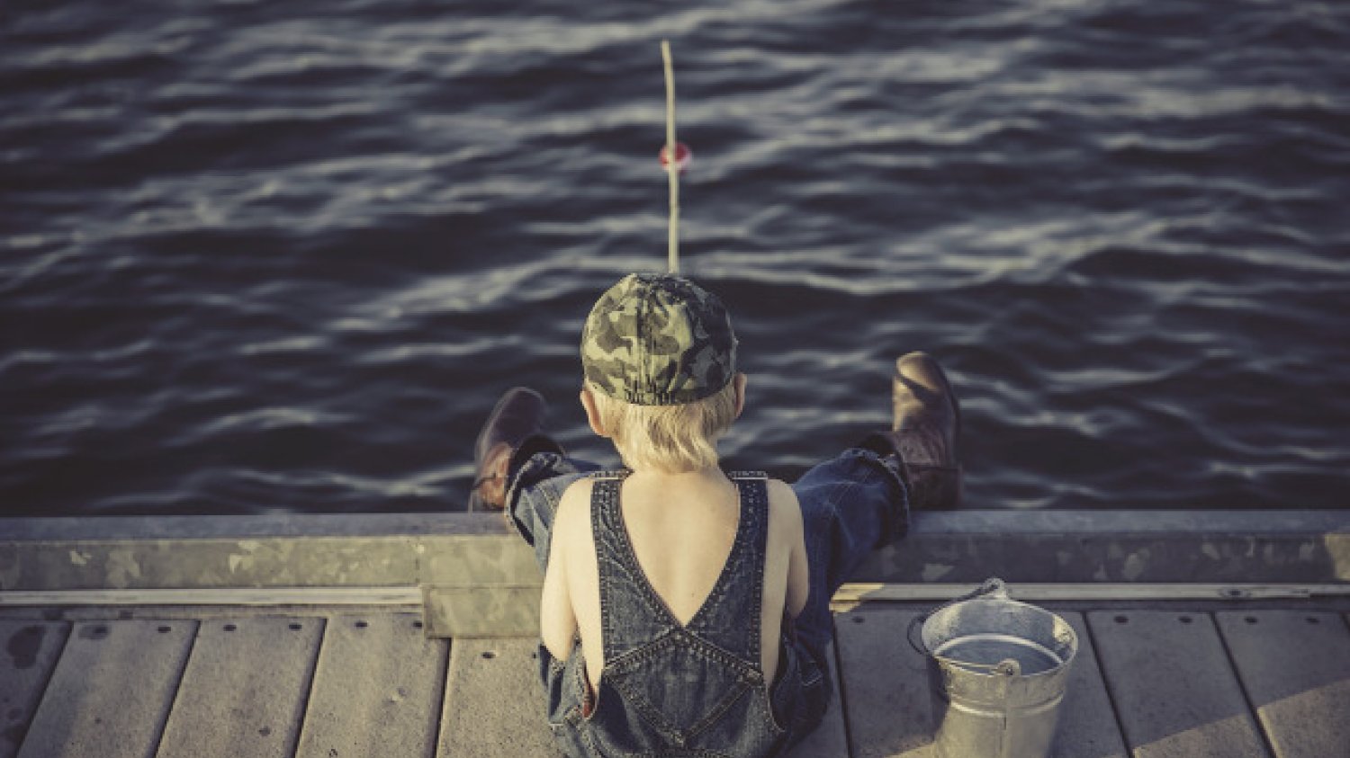 Fot. Pixabay / [url=https://pixabay.com/en/boy-fishing-water-summer-overalls-909552/]langll[/url] / [url=https://pixabay.com/en/service/terms/#usage]CC0 Public Domain[/url]