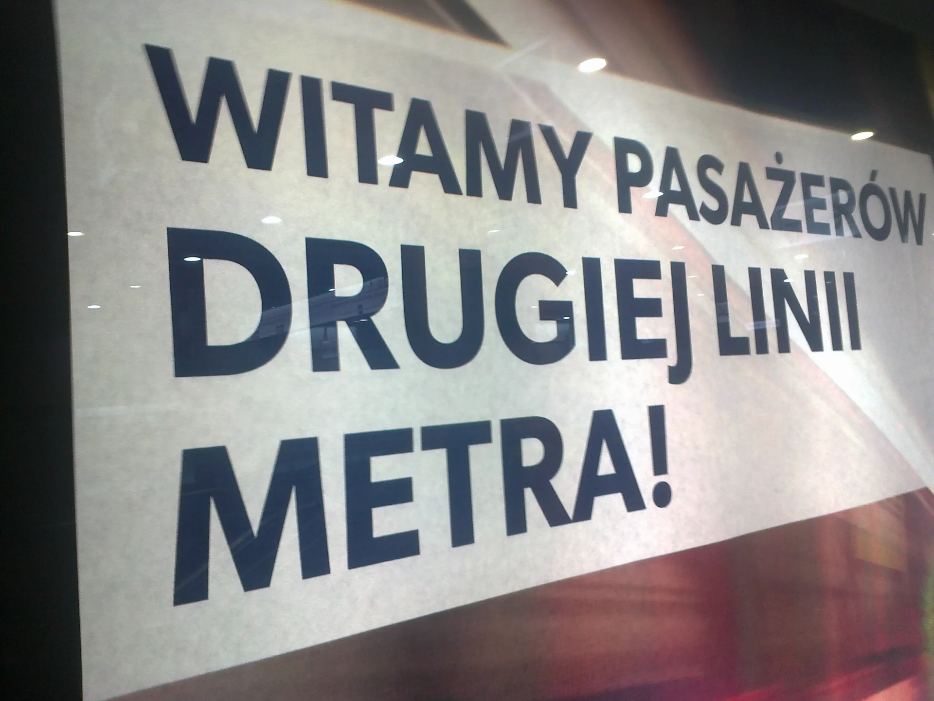 Taki napis wita gosci stacji II linii metra.