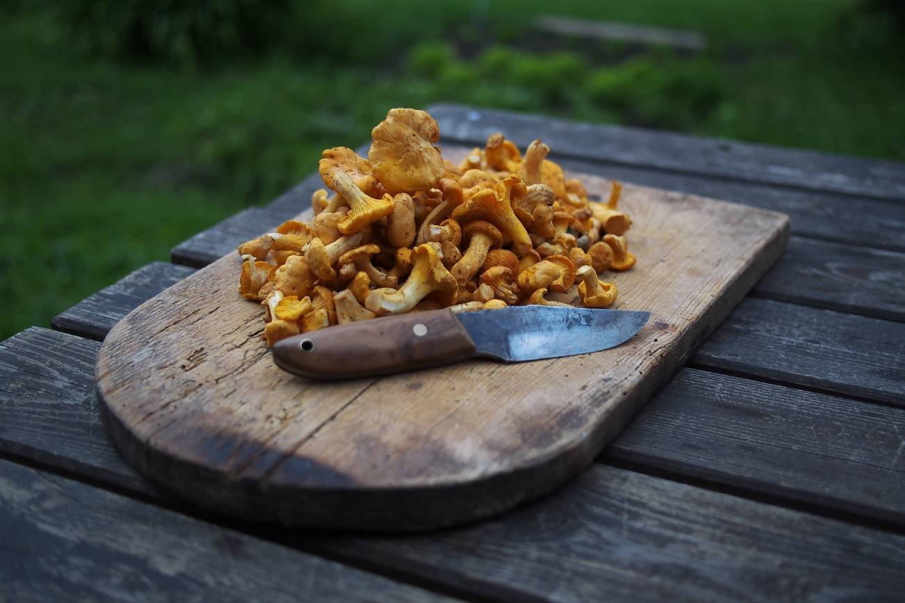 Kurki i nóż na desce do krojenia