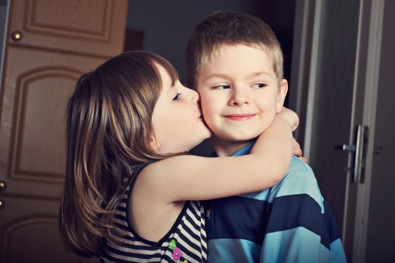 Dzieci całują się nawet w przedszkolu. Forma buziaka jest jednak niewinna