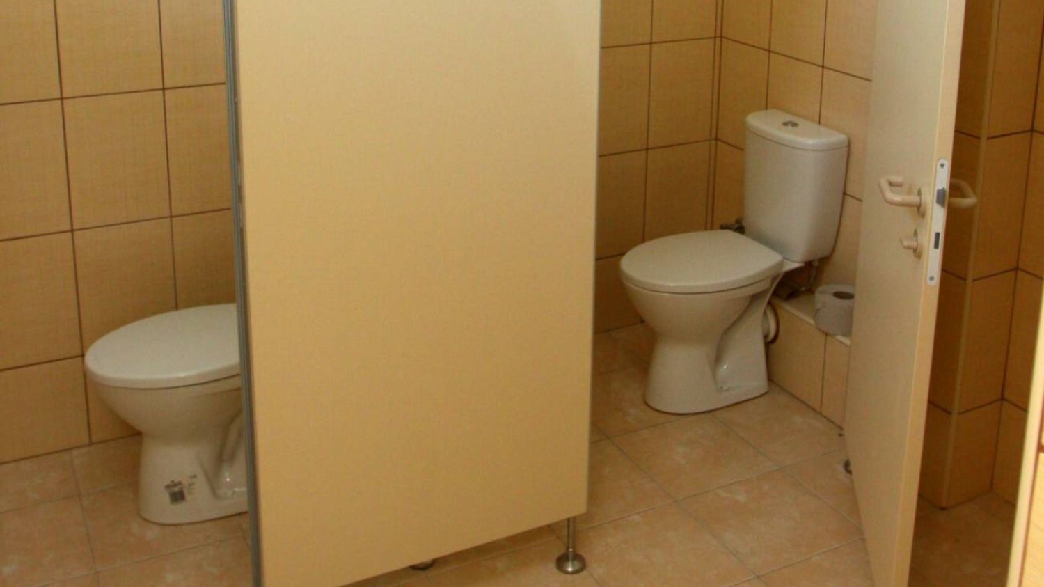 ukryta kamera, podglądacz, szkolna toaleta, łazienka w szkole, kamera w toalecie, kamera w szkole