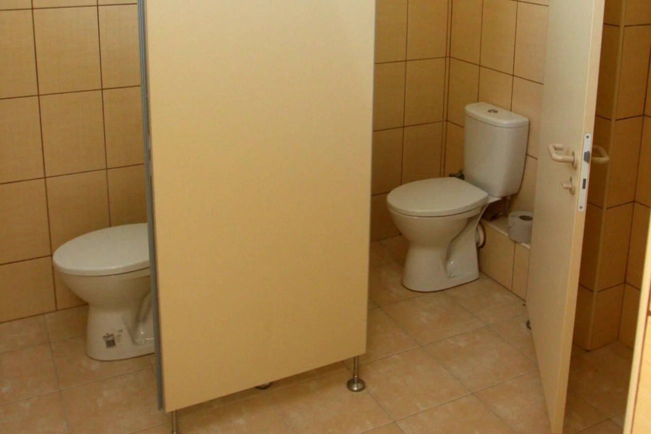 ukryta kamera, podglądacz, szkolna toaleta, łazienka w szkole, kamera w toalecie, kamera w szkole